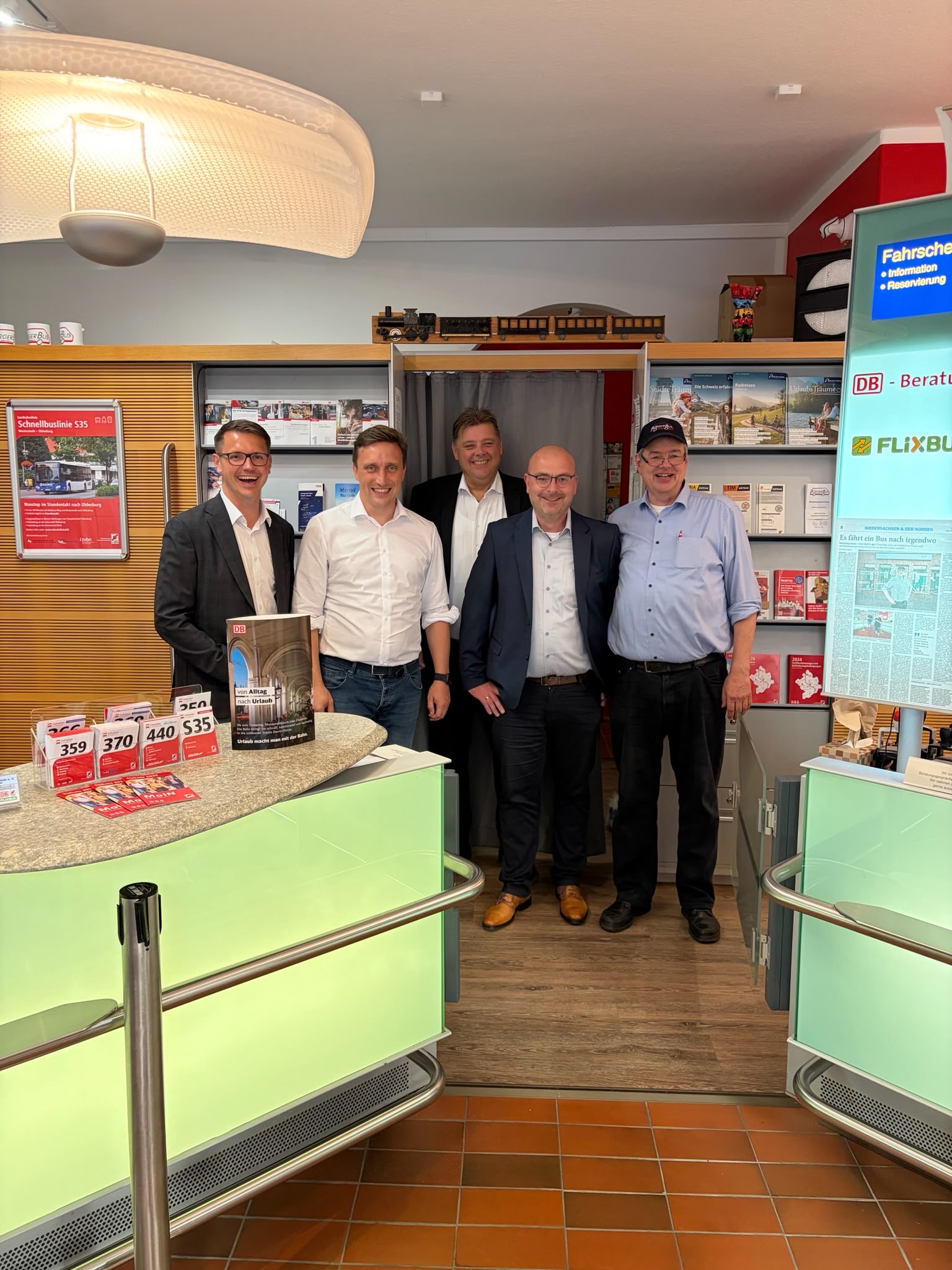 von links: Landratskandidat Hendrik Lehners, CDU-Landesvorsitzender Sebastian Lechner, Jens Nacke MdL, B�rgermeisterkandidat Rico Busch und 1. Vorsitzender B�rgerBus e.V. Jens Rowold.